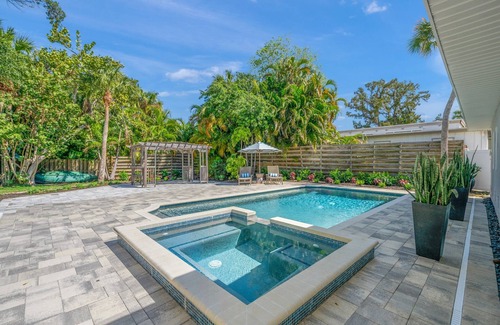 Bay Isle House | Shore Thing | Luxe Pool Oasis, Hot Tub, Siesta Key Beach