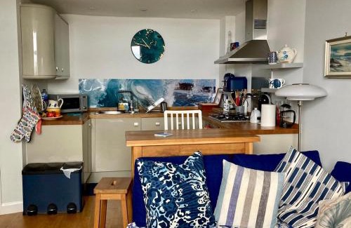 Mylor Churchtown Apartment | 'Shorebird' central apartment, sea views & parking