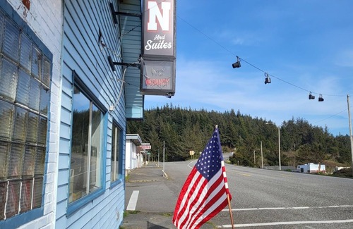 Port Orford Apartment | Shoreline Inn & Suites-new, modern! Right across from Battle Rock, ocean & beach