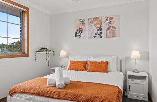 Fingal Bay House | Shoreline Retreat 900m to the beach