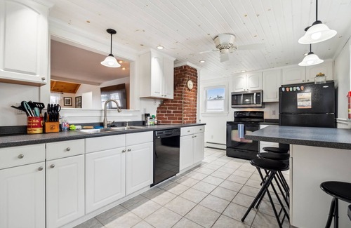 Newburyport House | Shoreline Retreat | Ocean Views | Walk to Beach