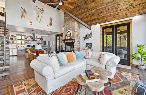 Rogers House | Shoreline Splash-Easy Access to Beaver Lake-Kayaks