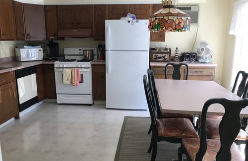 Margate City House | Shorely a Getaway: 9 Beds (6 Rooms), 3 Baths, WiFi, Walking Distance to Beach