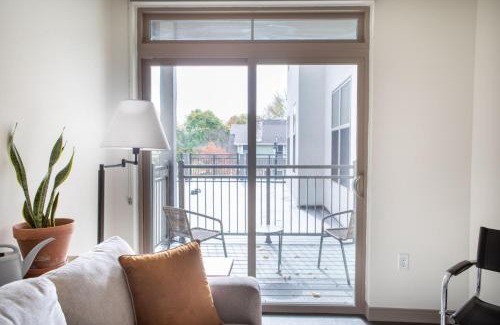 Shorewood Apartment | Shorewood Luxury 1BR Apartment A4 with Gym and Balcony