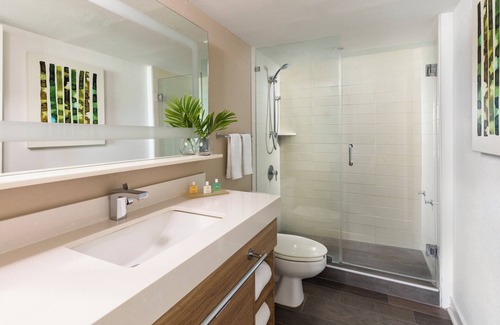 Islamorada Hotel | Short Distance From The Well Known Sites! Free Parking, Onsite Pool