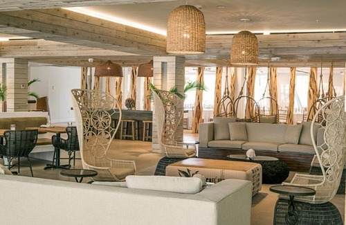 Islamorada Hotel | Short Distance From The Well Known Sites! Free Parking, Onsite Pool