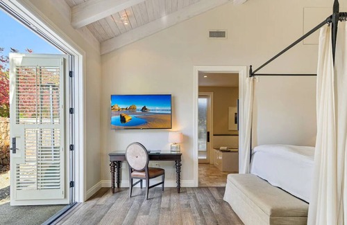 Yountville House | Short Drive from Napa Valley Wine Train! Pet-friendly Hotel, Outdoor Pool & Spa!