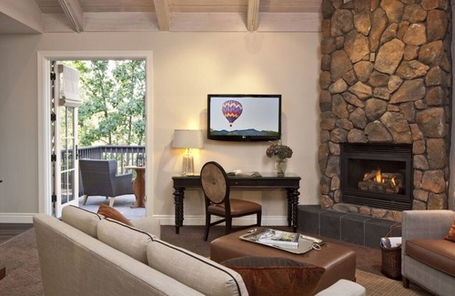 Yountville House | Short Drive from Napa Valley Wine Train! Pet-friendly Hotel, Outdoor Pool & Spa!