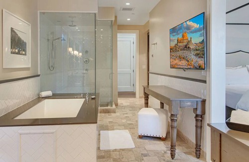 Yountville House | Short Drive from Napa Valley Wine Train! Pet-friendly Hotel, Outdoor Pool & Spa!