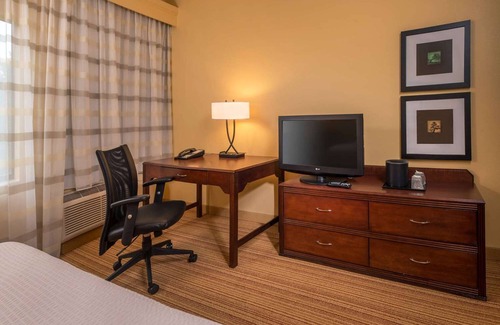Durham Hotel | Short drive to Cary Tennis Park! 2 Pet-friendly Units W/FREE Parking,