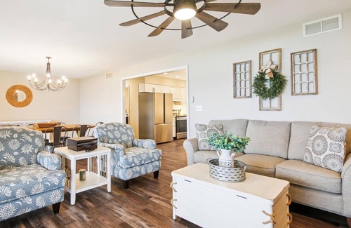 Cambridge House | Short drive to Downtown Cambridge | Private Dock | Pool | 16.5 Acres | Guest Hou