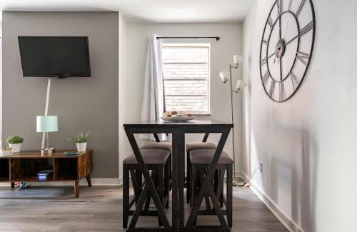 Victorian Village Apartment | Short North Convention Private Parking Pets