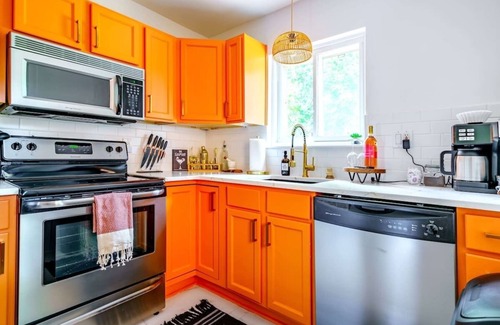 Italian Village House | Short North - Convention - Parking Free - King Bed