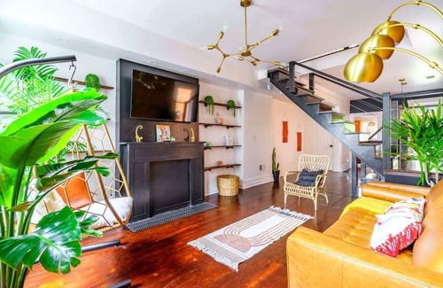 Italian Village House | Short North - Convention - Parking Free - King Bed