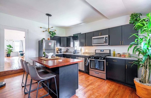 Italian Village House | Short North - Convention - King Bed - Free Parking