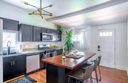 Italian Village House | Short North - Convention - King Bed - Free Parking