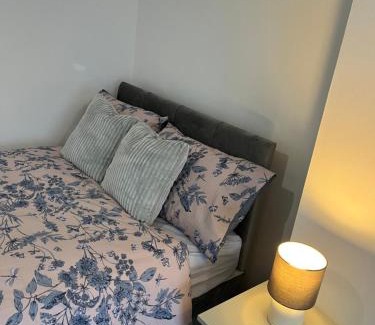 Kettering Apartment | Short Stays Wi-Fi Parking Smart TVTea Coffee