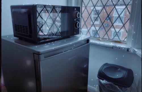 Kettering Apartment | Short Stays Wi-Fi Parking Smart TVTea Coffee
