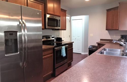 West Hills House | Short Term Rental - Close to St. Michael Hospital