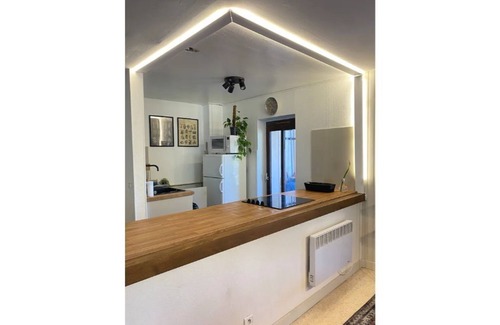 La Perriere Apartment | Short Walk to Gondola and Thermals!