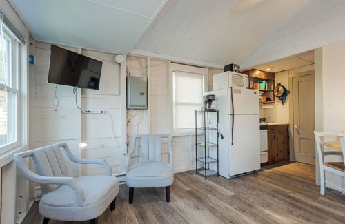 York Beach Cottage | Short walk to Short Sands and Long Sands Beaches! Affordable vacation in York!