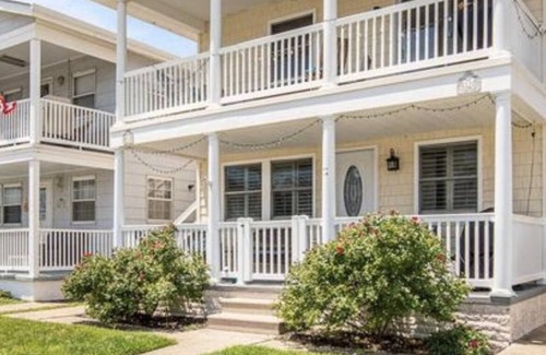 South End Condo | Short walk to the beach from this updated condo!