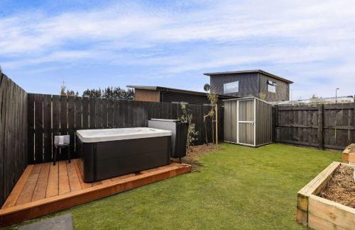 Lower Shotover Apartment | Shotover Country Serenity Spa Mountain Views