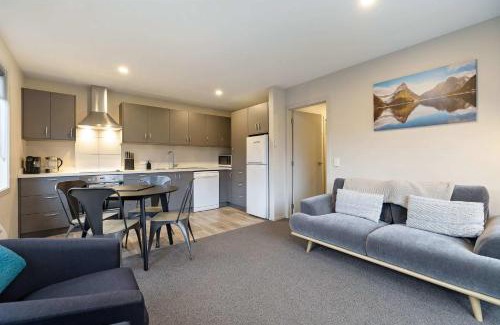 Lower Shotover Apartment | Shotover Country Serenity Spa Mountain Views