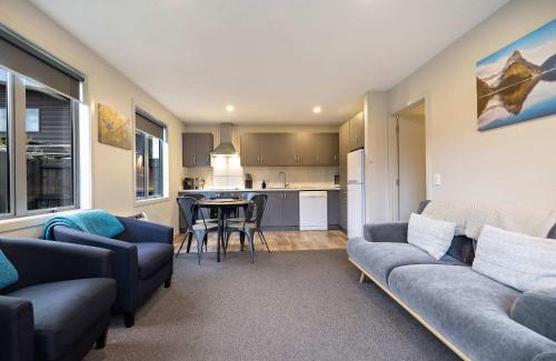 Lower Shotover Apartment | Shotover Country Serenity Spa Mountain Views