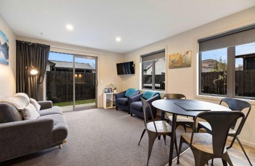 Lower Shotover Apartment | Shotover Country Serenity Spa Mountain Views
