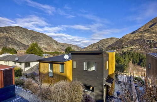 Arthur's Point House | Shotover View - family friendly close to Coronet Peak