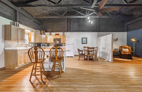 Garfield House | Shouse near in the woods near Beaver Lake
