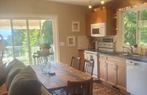 Blind Bay House | SHUSWAP STOP-Family Sized Lakeview Guest House w/Beach Access Golf & Fine Dining