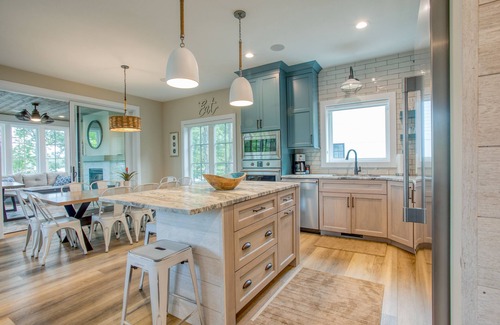 Mayfield House | 🏞️ Side-by-Side Serenity Lakefront Homes w/Hot tub
