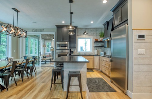 Mayfield House | 🏞️ Side-by-Side Serenity Lakefront Homes w/Hot tub