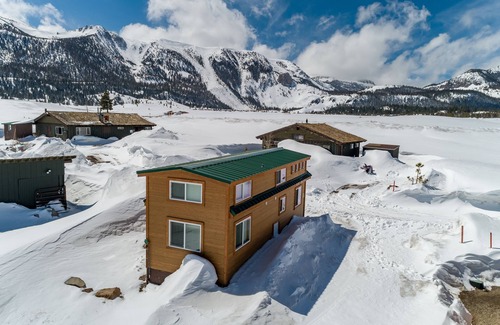 Mammoth Lakes Cabin | Sierra Meadows Ranch – A Cozy Retreat with Mountain Views in Mammoth Lakes