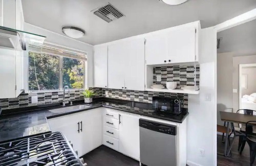 Sierra Madre House | Sierra Tree Haus - STUNNING VIEWS!, Walk to Trails & Cafe, EV Charge, Slf Checkn