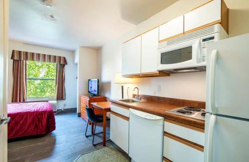 Sierra Vista Apartment | Sierra Vista studio apartment with full kitchen and King Bed