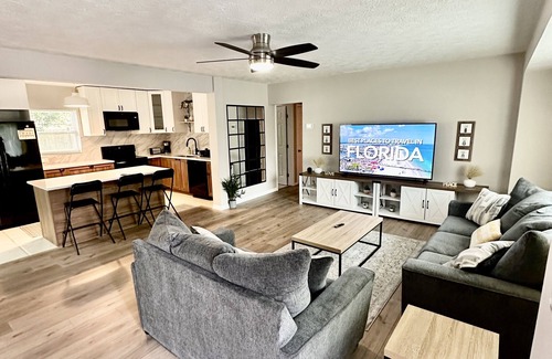 South Sarasota House | Siesta Beach Getaway - Minutes to Beach, Shops, Dining