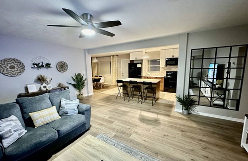 South Sarasota House | Siesta Beach Getaway - Minutes to Beach, Shops, Dining