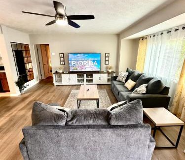 South Sarasota House | Siesta Beach Getaway - Minutes to Beach, Shops, Dining