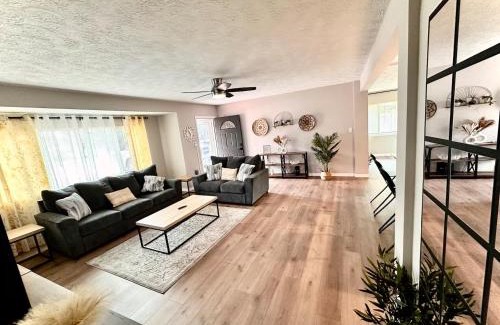 South Sarasota House | Siesta Beach Getaway - Minutes to Beach, Shops, Dining
