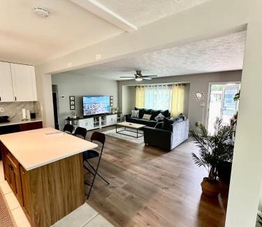 South Sarasota House | Siesta Beach Getaway - Minutes to Beach, Shops, Dining