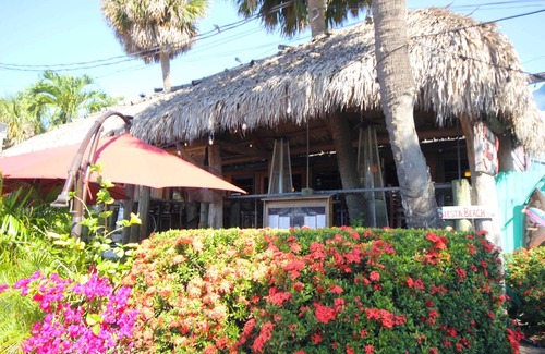 Aloha Kai Villa | Siesta Villa - Relaxing Pool & Beachside Retreat