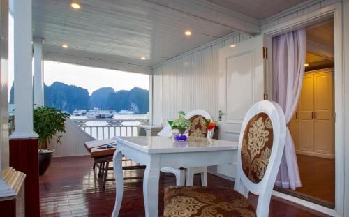 Bai Chay Boat Rental | Signature Royal Halong Cruise