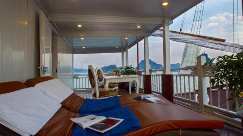 Bai Chay Boat Rental | Signature Royal Halong Cruise