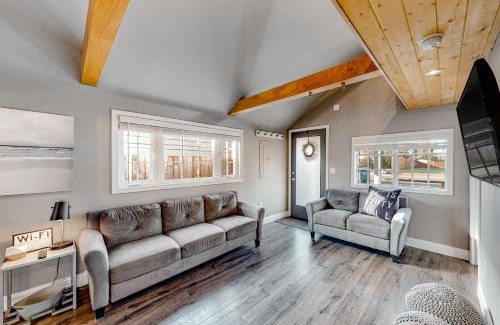 Lincoln City House | Siletz Bay Getaway