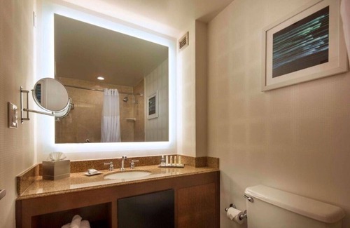 Newark House | Silicon Valley stays close to the freeways !