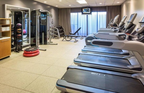 Newark House | Silicon Valley stays close to the freeways !