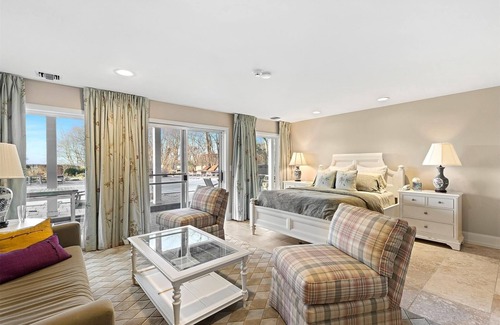 Baiting Hollow House | Silver Beach Bliss: Luxury Waterfront Home w/ Pool